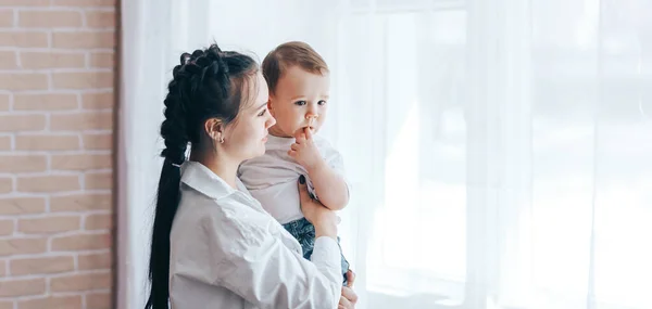 Omzunda bebekle pencerenin yanında oturan üzgün anne, bir doktor ya da koca bekliyor. O yorgun ve hayal kırıklığına uğramış. Kötü haber..