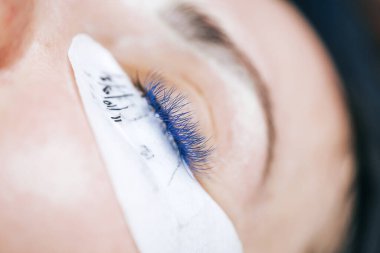 Profesyonel kirpik uzatmaları, evde iş, karmaşık kirpik uzatmaları..