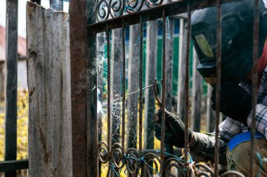 İnşaat alanındaki metal yapıları kaynak yapmak, duvar çimentosu dökmek için metal çerçeve yapmak..