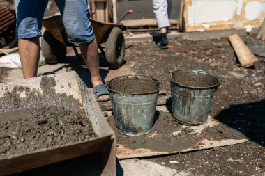 Çimento harcı, beton harç duvarı, temel ve zemin ile çalışın.