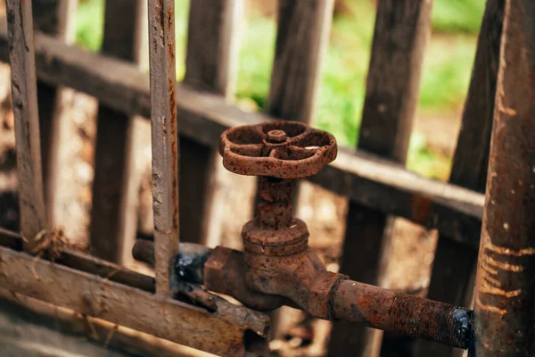 Oude Waterkraan Wordt Gebruikt Als Een Bundel Metalen Constructies — Stockfoto