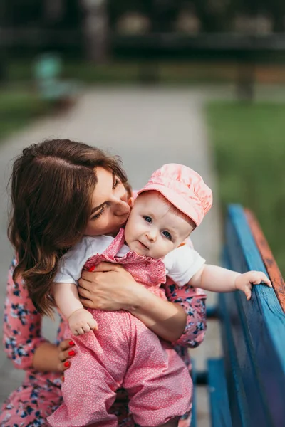 Young Beautiful Mother Small Child Sitting Bench Park Pink Clothes — Stock Photo, Image