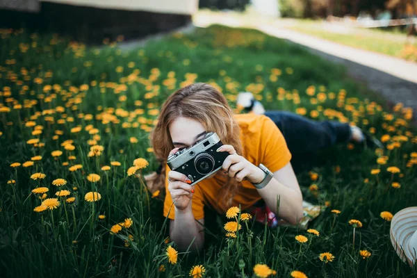 Menina Bonita Nova Uma Camiseta Laranja Segurando Câmera Retro Suas — Fotografia de Stock