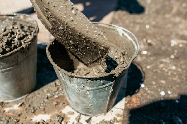 Travailler avec du mortier de ciment, couler le mur de mortier de ciment, fondation et plancher — Photo