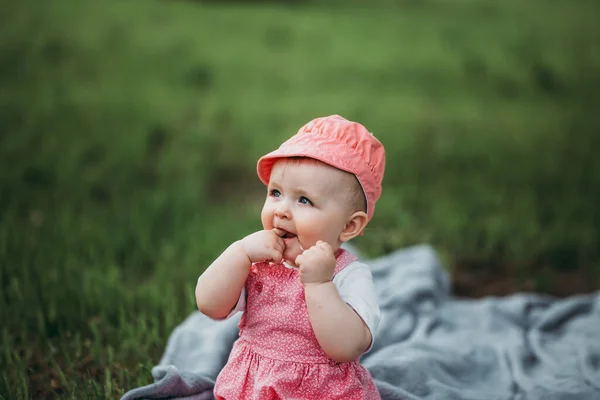 Маленька Дитина Сидить Газоні Парку Рожевому Одязі Під Відкритим Небом — стокове фото