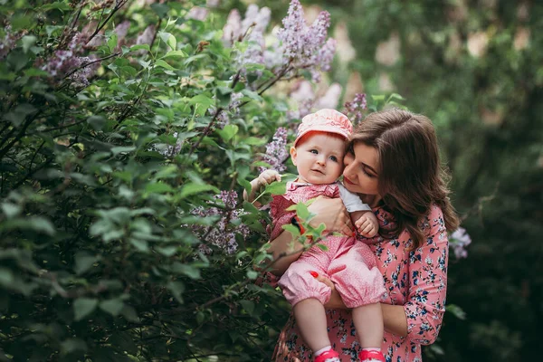 Jeune Belle Mère Avec Petit Enfant Vêtements Roses Sur Fond — Photo