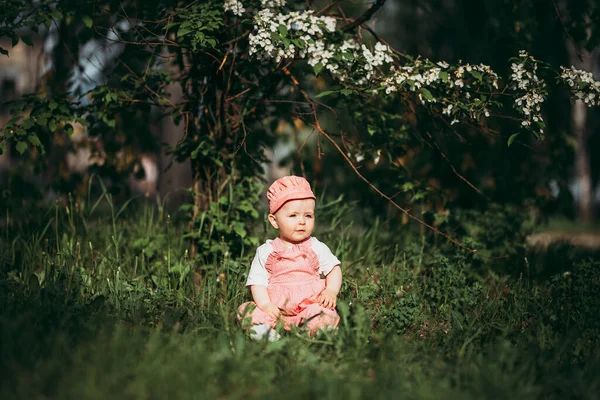 공원에서 분홍색 노천에 어린아이 — 스톡 사진