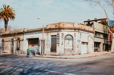 Montevideo, Uruguay 'da soğuk bir sonbahar gününde ıssız bir cadde..