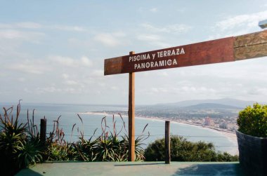 Maldonado, Uruguay - 9 Eylül 2018: Piscina y Terraza Panoramik manzaralı ünlü bir uruguay plajı manzaralı. 