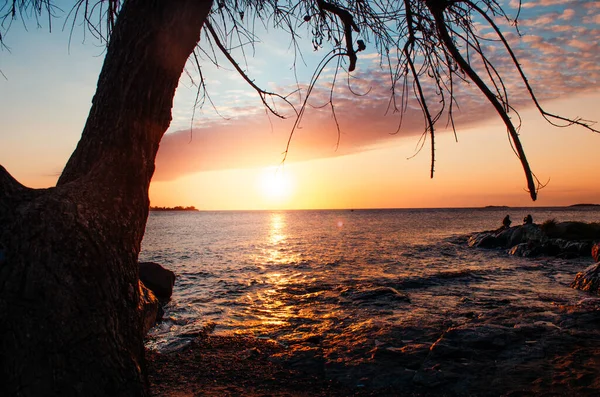 Rio De La Plata manzaralı Colonia Del Sacramento, Uruguay 'da altın saatin nefes kesen bir görüntüsü..