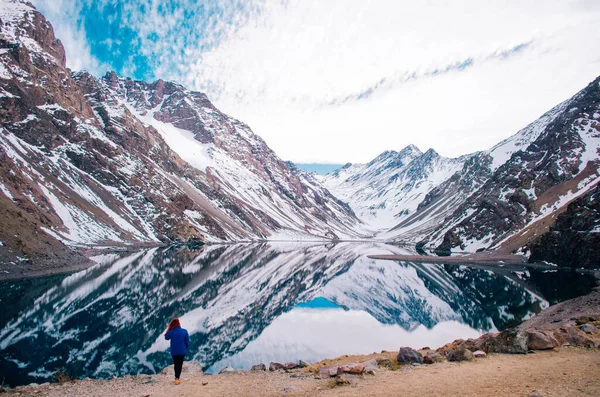Pelirroja Mujer Adulta Joven Posando Frente Andes Mountains Con Una —  Fotos de Stock