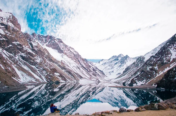 Ruiva Jovem Mulher Adulta Posando Frente Dos Andes Montanhas Com — Fotografia de Stock