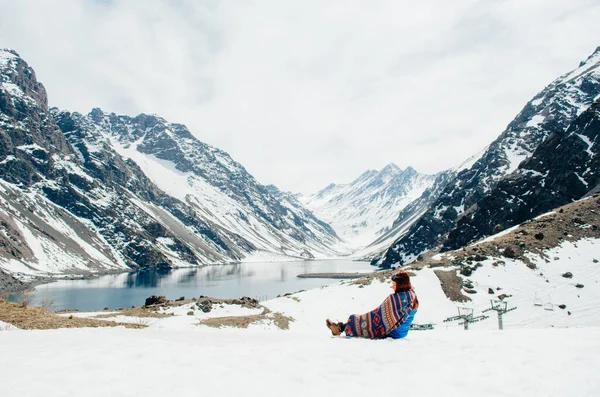 Una Joven Adulta Sentada Nieve Cubierta Con Una Bufanda Tribal —  Fotos de Stock