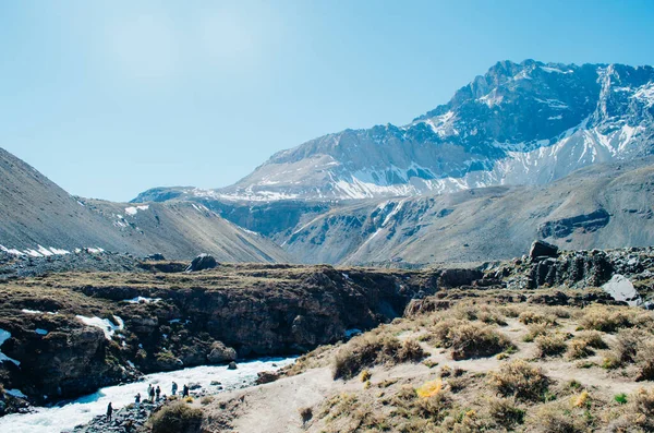 Sendero Rocoso Cordillera Los Andes Con Grupo Personas Cerca Río —  Fotos de Stock