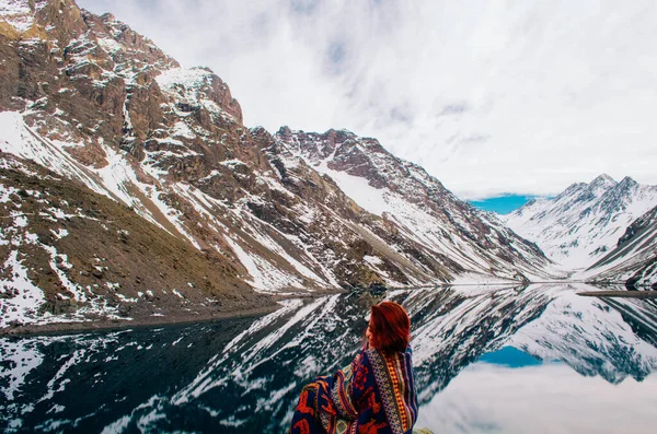 Roodharige Jonge Volwassen Vrouw Poseren Voorkant Van Andes Mountains Met — Stockfoto