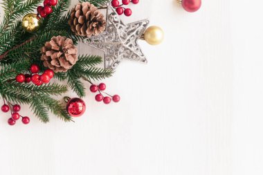 Çam yaprağı, kozalak ya da kozalaklı kozalak, kutsal toplar, yıldız, baston şeker ve noel konseptinde mücevherler. Üst görünümde tahta arka planda noel duvar kağıdı için kopya alanı yatıyordu