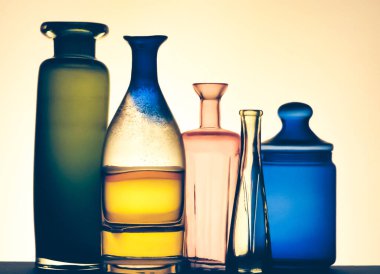 Camdaki parlak renkli yansımalar