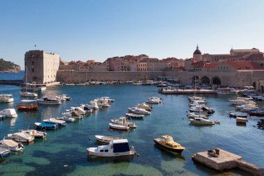 Dubrovnik, Hırvatistan - 19 Nisan 2019: Eski Liman 'ın sonundaki 16. yüzyıl St. Ivana Kalesi.