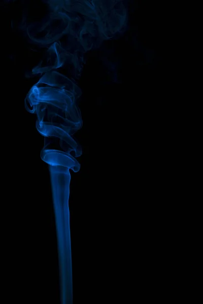 Humo Azul Abstracto Girando Sobre Fondo Negro —  Fotos de Stock