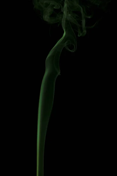 Abstrakter Grüner Rauch Wirbelt Auf Schwarzem Hintergrund — Stockfoto