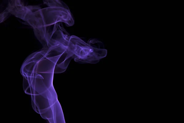 Abstrakter Lila Rauch Wirbelt Auf Schwarzem Hintergrund — Stockfoto