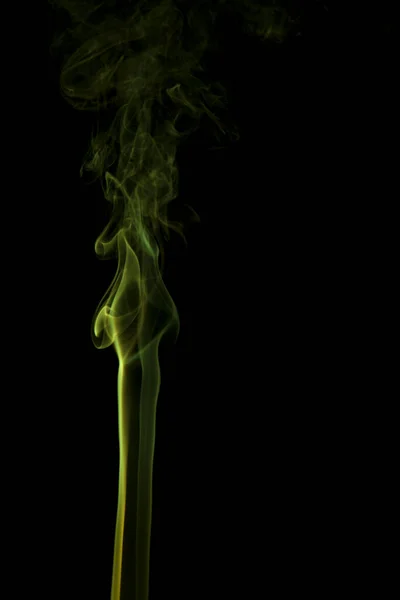 Abstrakter Gelber Rauch Wirbelt Auf Schwarzem Hintergrund — Stockfoto