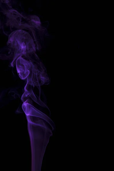 摘要紫色烟雾在黑色背景上旋转 — 图库照片