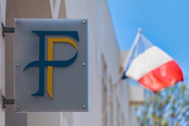 Paris, Fransa - 10 Kasım 2015: İnsanların vergilerini ödemek için gitmek zorunda oldukları 