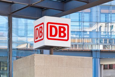 Berlin, Almanya - 02 Haziran 2019: Berlin ana istasyonunun girişinde Alman bahn tabelası (Almanca: Berlin Hauptbahnhof).