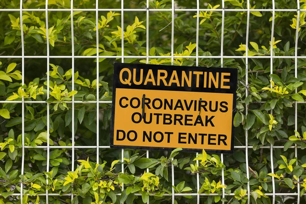 Fekete Sárga Figyelmeztető Tábla Kerítésen Amely Azt Mondja Karantén Coronavirus — Stock Fotó