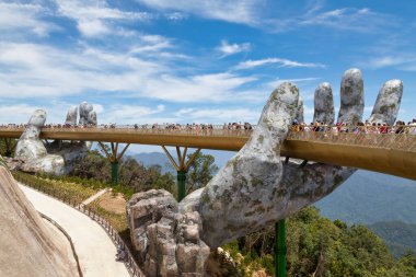 Ba Na Hills, Vietnam - 22 Ağustos 2018: Altın Köprü Annamite Dağları 'nın bir parçası olan Truong Son Dağları' nda yer almaktadır..