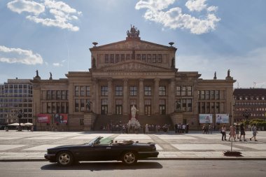 Berlin, Almanya - 3 Haziran 2019: Konzerthaus Berlin, Almanya 'nın Mitte ilçesinin merkezinde yer alan ve Alman orkestrası Konzerthausorchester Berlin' e ev sahipliği yapan Jandarma Meydanı 'nda yer alan konser salonu..