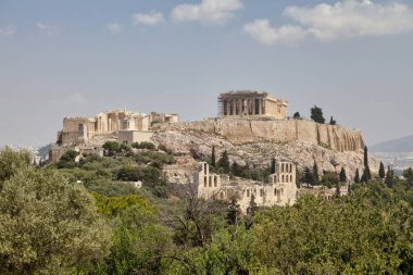 Atina Akropolü, Parthenon da dahil olmak üzere birçok antik mimari ve tarihi öneme sahip binanın kalıntılarını barındıran kentin yukarısındaki kayalık bir çıkıntıda bulunan antik bir kaledir..