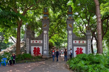 Irkutsk, Rusya - 25 Temmuz 2018: Doğu Sibirya Bölgesi Tahkim Mahkemesi 'nin ana girişinin tepesindeki Bayan Adalet Heykeli.