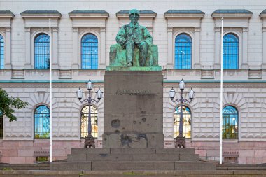 Irkutsk, Rusya - 25 Temmuz 2018: Doğu Sibirya Bölgesi Tahkim Mahkemesi 'nin ana girişinin tepesindeki Bayan Adalet Heykeli.