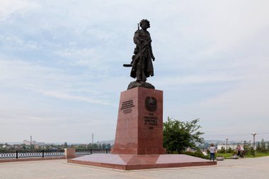 Irkutsk, Rusya - 25 Temmuz 2018: Doğu Sibirya Bölgesi Tahkim Mahkemesi 'nin ana girişinin tepesindeki Bayan Adalet Heykeli.
