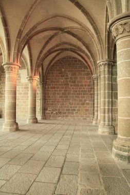 Irkutsk, Rusya - 25 Temmuz 2018: Doğu Sibirya Bölgesi Tahkim Mahkemesi 'nin ana girişinin tepesindeki Bayan Adalet Heykeli.