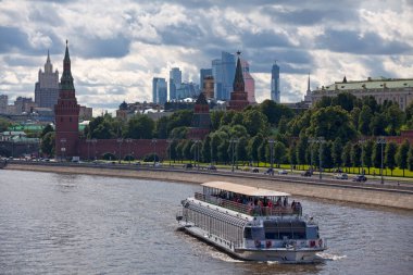 Irkutsk, Rusya - 25 Temmuz 2018: Doğu Sibirya Bölgesi Tahkim Mahkemesi 'nin ana girişinin tepesindeki Bayan Adalet Heykeli.