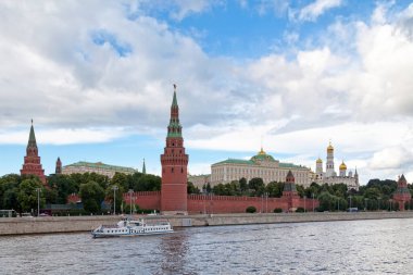 Irkutsk, Rusya - 25 Temmuz 2018: Doğu Sibirya Bölgesi Tahkim Mahkemesi 'nin ana girişinin tepesindeki Bayan Adalet Heykeli.