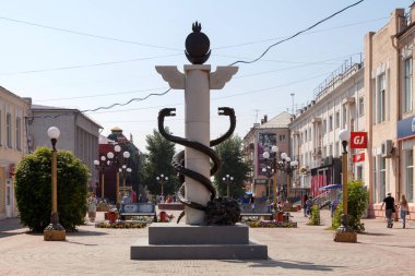 Ulan-Ude, Rusya - 29 Temmuz 2018: Üstü Xiongnu sembolü (güneş, ay ve ateş) ve bir kornucopia ile kaplı şehir arması heykeli.
