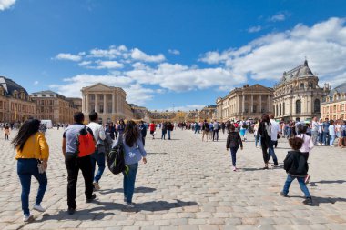 Versay, Fransa - 20 Ağustos 2017: Binlerce turist kaleyi ziyaret etmek için kuyruğa girdi.