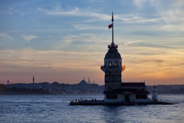 Ortaçağ Bizans döneminden bu yana Leander Kulesi olarak da bilinen Bakire Kulesi, İstanbul, Türkiye 'deki Boğaz' ın güney girişinde yer alan küçük bir adada bulunan bir kuledir..