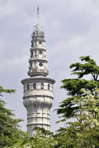 碧亚兹特塔是伊斯坦布尔大学标志性的石头防火塔 现在有一个照明系统来指示天气 — 图库照片