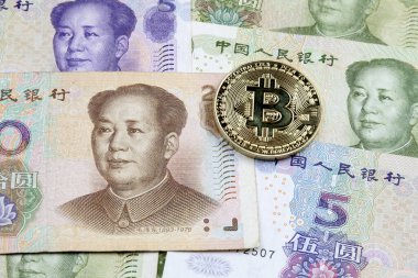 Altın bir Bitcoin 'in üzerine yakın plan Çin Yuan banknotlarının üstüne..