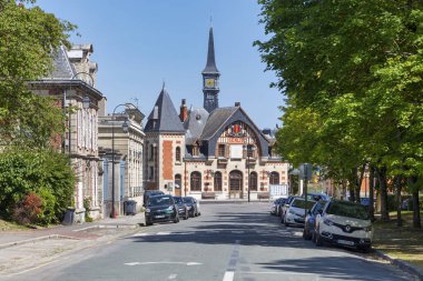 Senlis, Fransa - 19 Mayıs 2020: Eski Senlis tren istasyonu, Fransa 'nın şu anda Tıp Merkezi olarak kullanılan eski bankasının yanında otobüs durağı olarak kullanıldı.