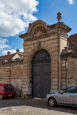 Senlis, Fransa - 19 Mayıs 2020: The Hotel de Faucigny-Lucinge veya Hotel du Plat-d 'Etain, Fransa' nın güneyinde bulunan bir konaktır. 1949 'da anıtsal taşıma kapısı bir tarihi anıt olarak sınıflandırıldı..