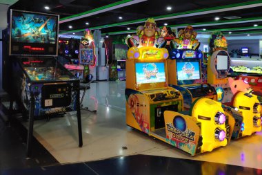 Bangkok, Tayland - 18 Eylül 2018: Arcade oyunları ve şehir merkezinde bir alışveriş merkezi olan MBK 'nın 6 katındaki bir oyun salonunda langırt.