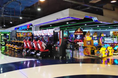 Bangkok, Tayland - 18 Eylül 2018: Şehir merkezinde bir alışveriş merkezi olan MBK 'nın 6 katındaki bir atari salonunda pinball ve atari oyunları.