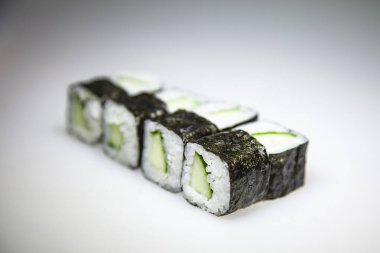 Salatalık ve nori ile yuvarlan.