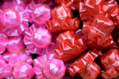 Kırmızı ve pembe kurdele çiçeğinin tam kare görüntüsü.